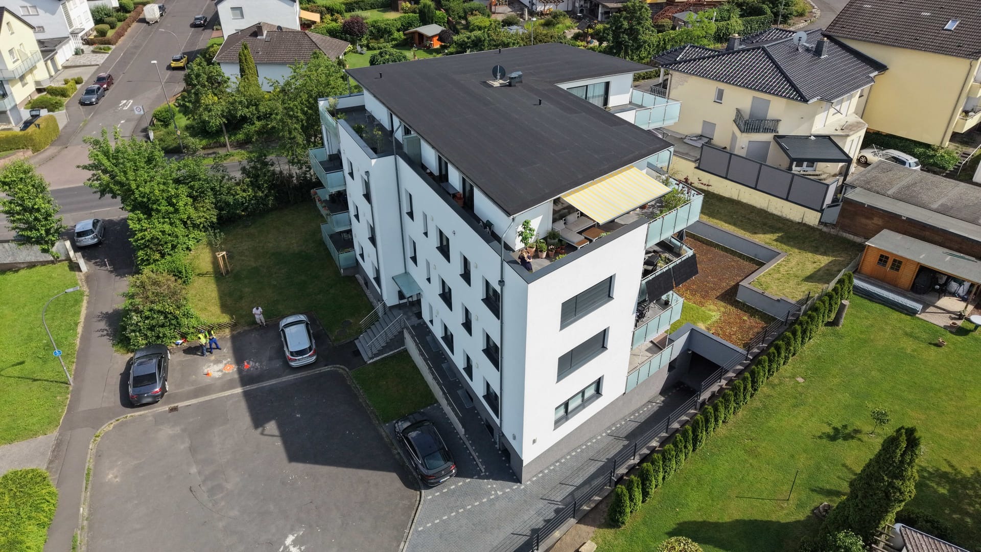 Mehrfamilienhaus Philipp-Scheidemann-Straße 16 in Lohfelden aus der Distanz — Bauprojekt der S&B-Bauunternehmen