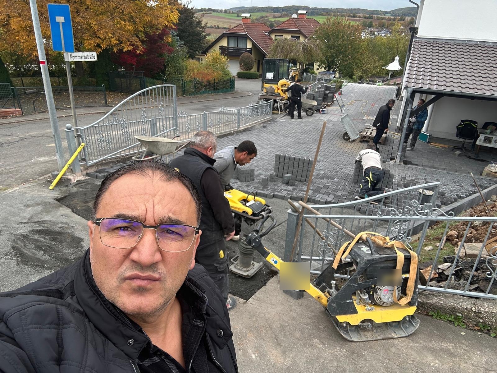 Mitarbeiter der S&B-Bauunternehmen bei Pflaster- und Tiefbauarbeiten
