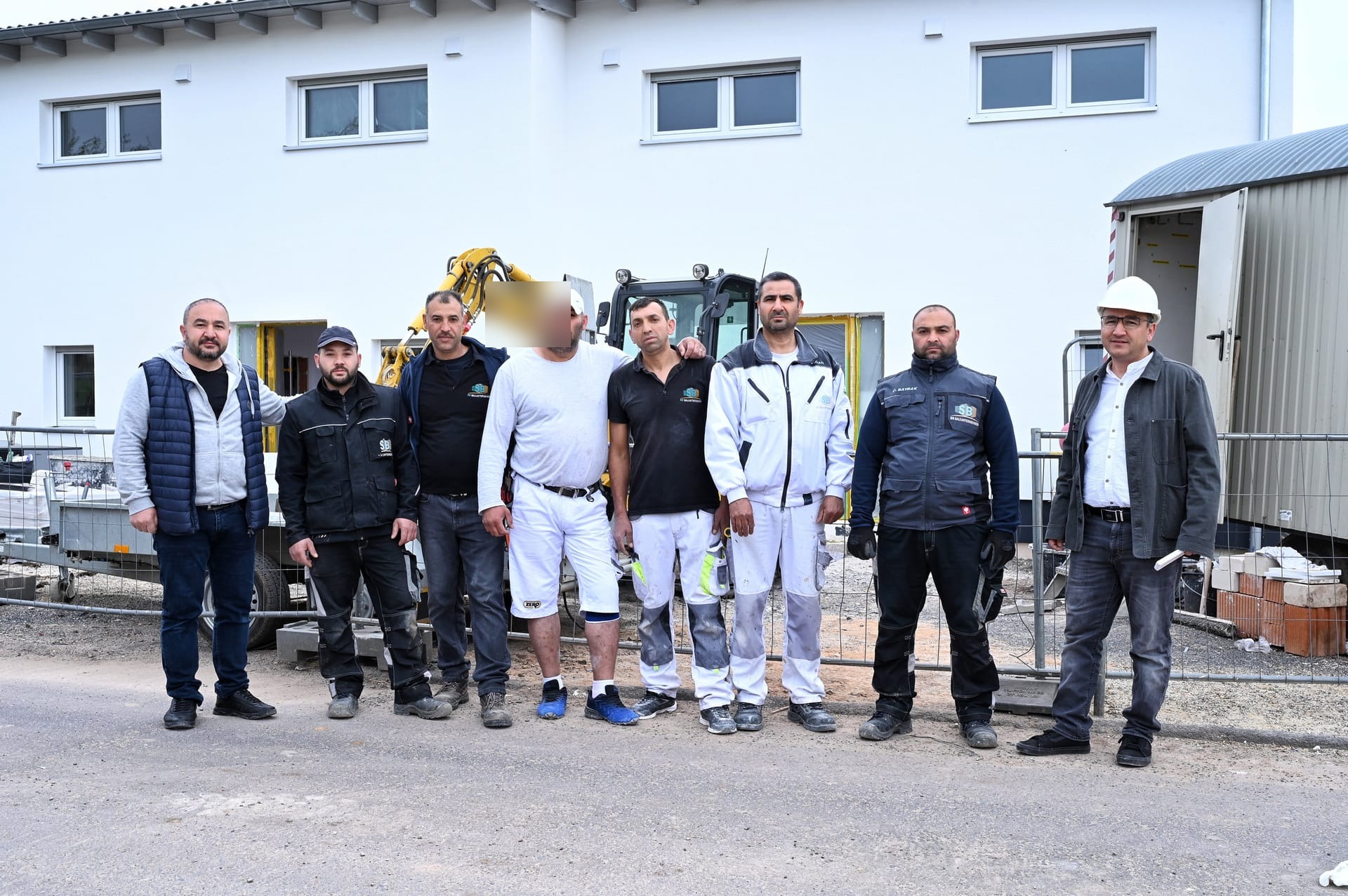 Das Team der S&B-Bauunternehmen vor einer Baustelle